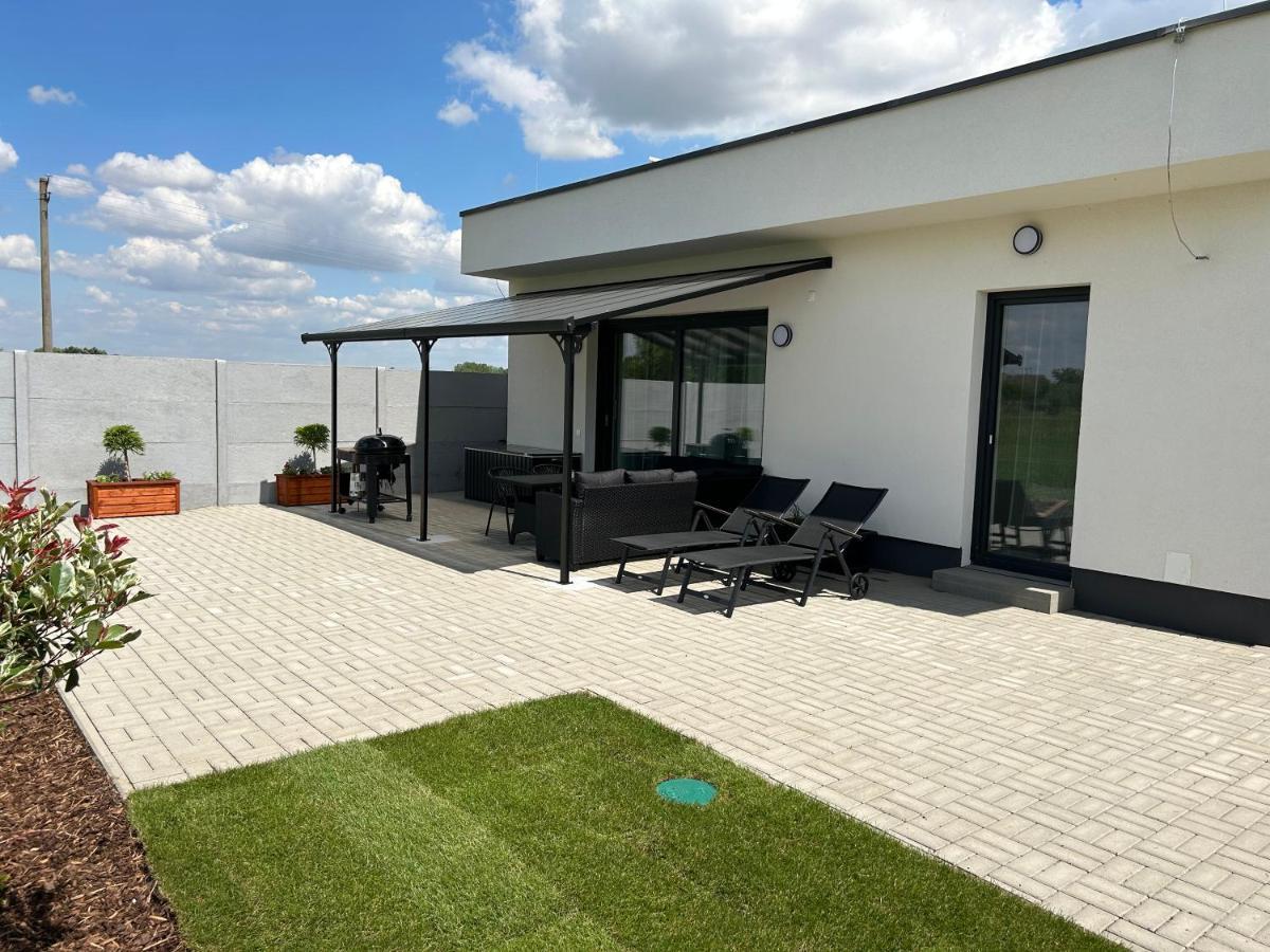 Apartman Zuzana Nesvady エクステリア 写真